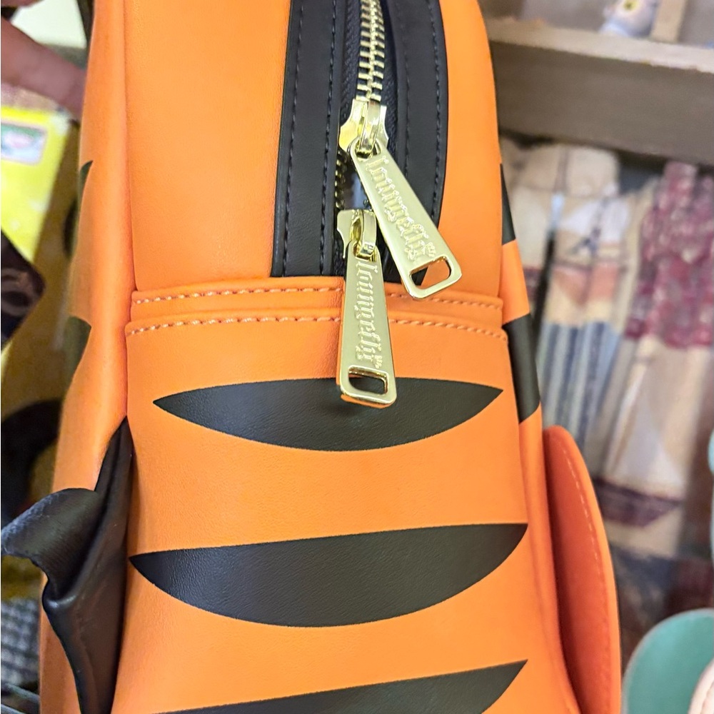 Disney Tigger Loungefly Backpack - Picture 4 of 7